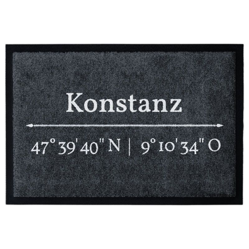 Waschbare Glücksmatte-Fußmatte mit den Koordinaten von Konstanz. Mit 2cm Gummirand. Umweltfreundlich in Deutschland hergestellt.