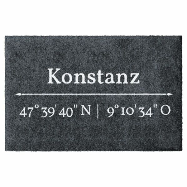 Waschbare Glücksmatte-Fußmatte mit den Koordinaten von Konstanz. Ohne Gummirand. Umweltfreundlich in Deutschland hergestellt.