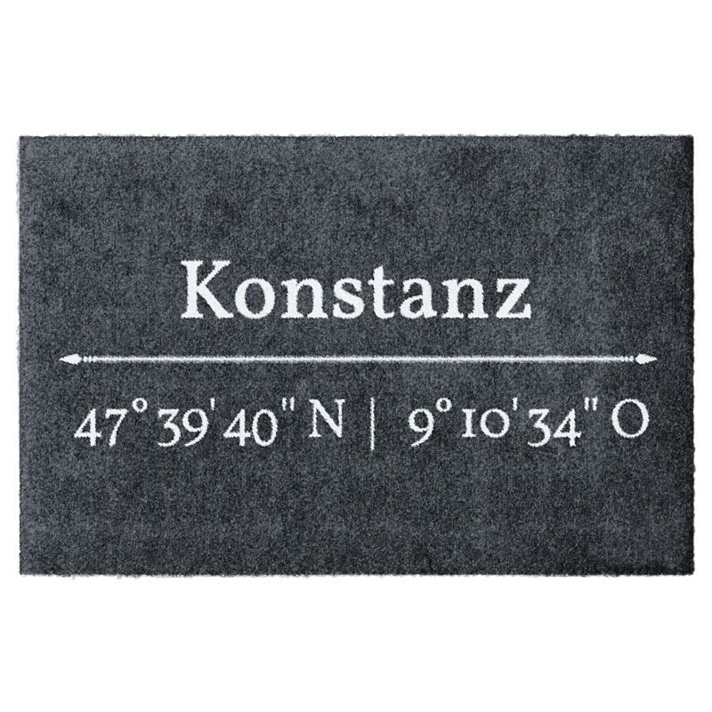 Waschbare Glücksmatte-Fußmatte mit den Koordinaten von Konstanz. Ohne Gummirand. Umweltfreundlich in Deutschland hergestellt.