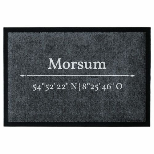 Waschbare Glücksmatte-Fußmatte mit den Koordinaten von Morsum. Mit 2cm Gummirand. Umweltfreundlich in Deutschland hergestellt.
