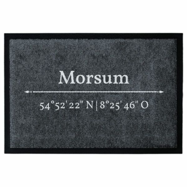 Waschbare Glücksmatte-Fußmatte mit den Koordinaten von Morsum. Mit 2cm Gummirand. Umweltfreundlich in Deutschland hergestellt.