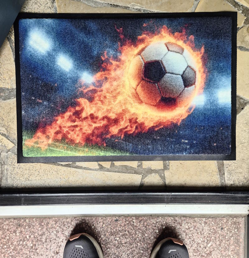 Passend zur WM Brennender Fußball auf Fußmatte