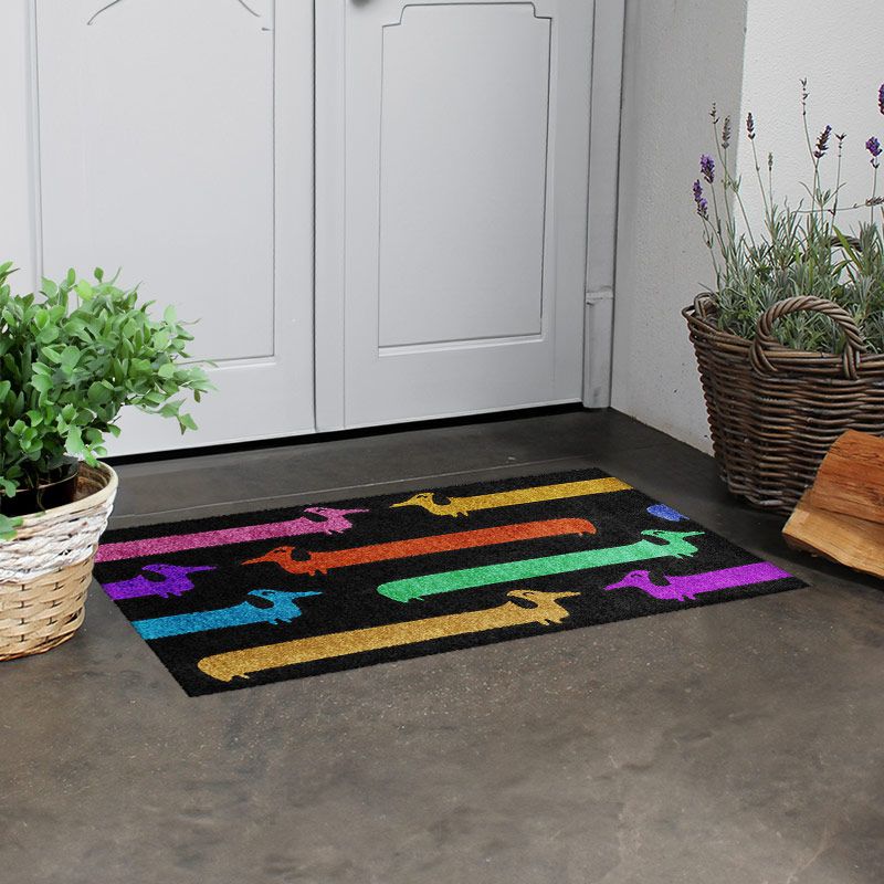 Waschbare randlose Fußmatte von Glücksmatte mit vielen lustigen Dackeln darauf. Bunt. Beispielbild.