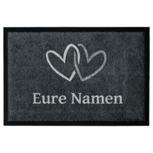 Waschbare Fußmatte mit eigenem Namen und zwei Herzen auf Grau mit Gummirand.