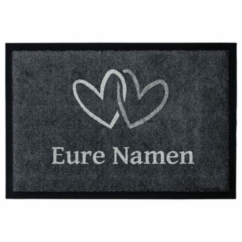 Waschbare Fußmatte mit eigenem Namen und zwei Herzen auf Grau mit Gummirand.