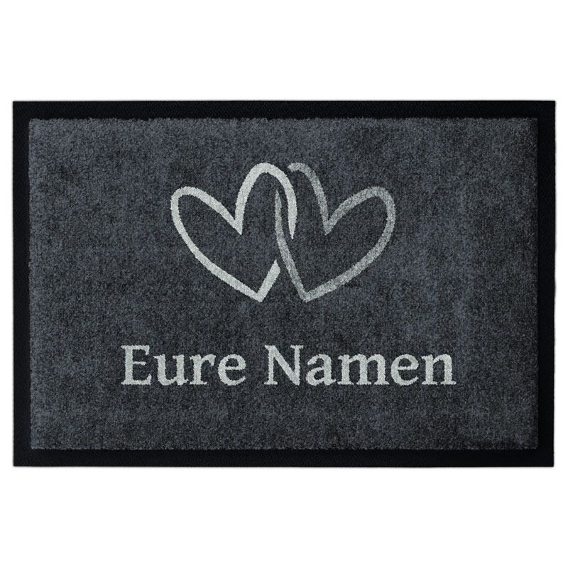 Waschbare Fußmatte mit eigenem Namen und zwei Herzen auf Grau mit Gummirand.