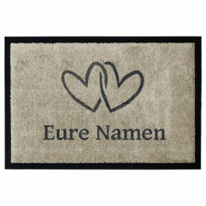 Fußmatte „Zwei Herzen“ in Beige mit Wunschtext. Waschbar und rutschfest. Mit Gummirand.