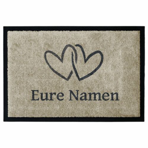 Fußmatte „Zwei Herzen“ in Beige mit Wunschtext. Waschbar und rutschfest. Mit Gummirand.