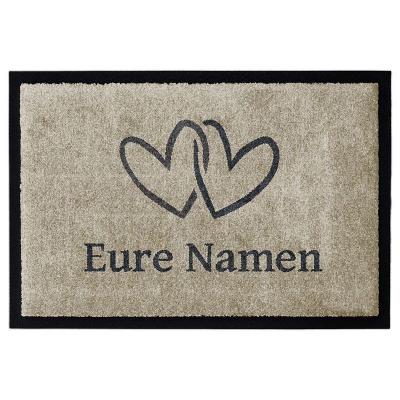 Fußmatte „Zwei Herzen“ in Beige mit Wunschtext. Waschbar und rutschfest. Mit Gummirand.