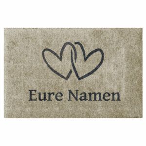 Fußmatte „Zwei Herzen“ in Beige mit Wunschtext. Waschbar und rutschfest. Ohne Gummirand.