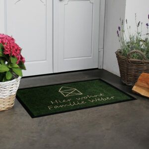 Personalisierte Fußmatte „Kleines Haus“ in Grün mit Hausmotiv und Mustertext "Familie Weber".