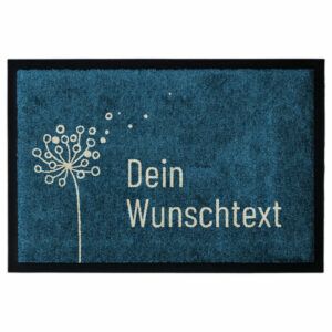 Personalisierbare Fußmatte mit einer Pusteblume auf Blau-Grünem Hintergrund und Wunschtext. Mit Gummirand.