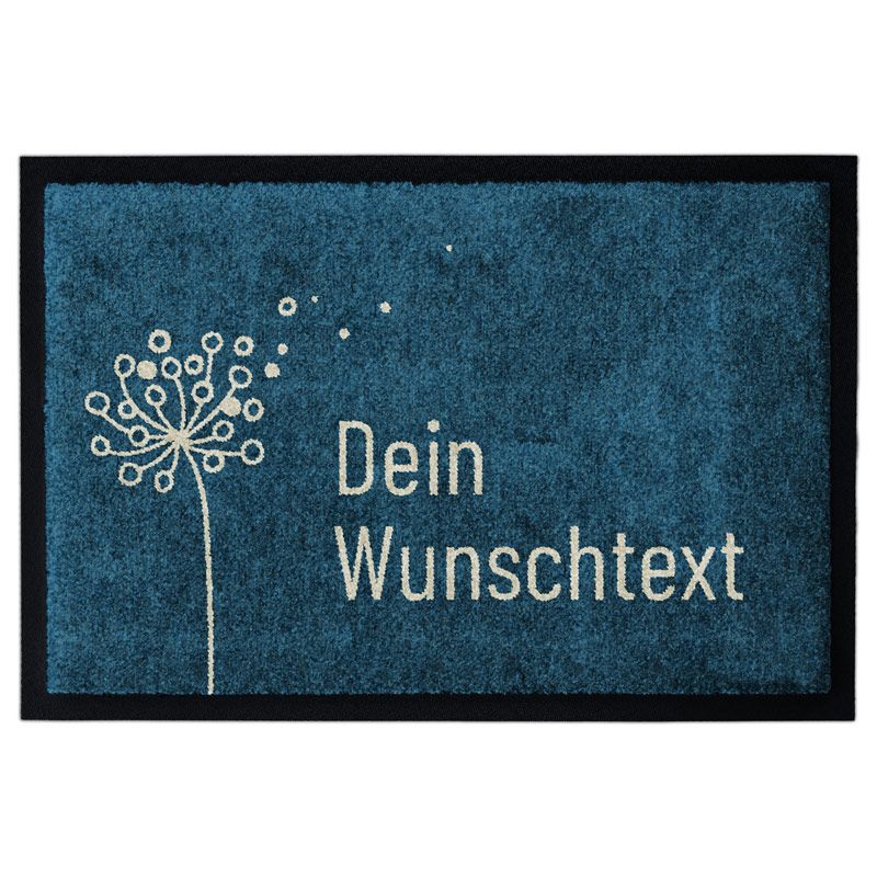Personalisierbare Fußmatte mit einer Pusteblume auf Blau-Grünem Hintergrund und Wunschtext. Mit Gummirand.