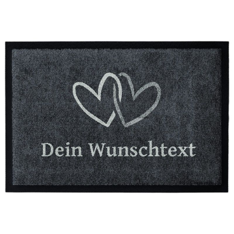Fußmatte „Zwei Herzen“ in Grau mit Wunschtext. Waschbar und rutschfest. Mit Gummirand.