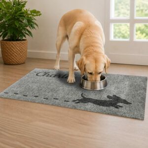 Waschbare Hundematte mit rennendem Hund. Beispielbild in Farbe Greige