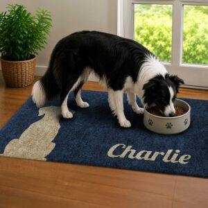 Waschbare Hundematte mit Wunschtext. Beispielbild in Farbe Navi mit Hund.