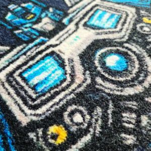 Waschbare, rutschhemmende Spielmatte für Kinder mit Roboter-Motiv und eigenem Wunschtext zum selber Gestalten. Produktfoto Nahaufnahme.